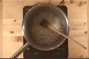Mentes meggyes lepény tésztájához az alapanyagok főzése