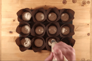 Paleo muffin adagolása tulipán alakú papír sütőformába