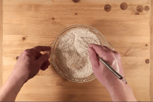 Vegán sós muffin száraz alapanyagai összekavarva