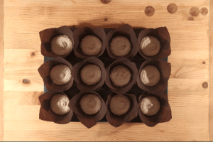 Vegán muffin kiadagolva sütőformába