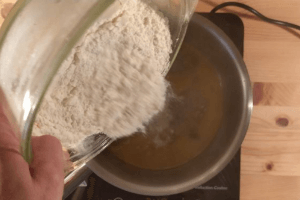 Gluténmentes tejszínek képviselőfánkhoz tésztaalap főzése szárazanyagokkal