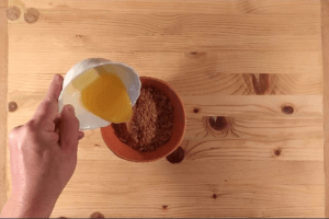 Vegán sajttortához keksz és olvasztott margarin összekeverése