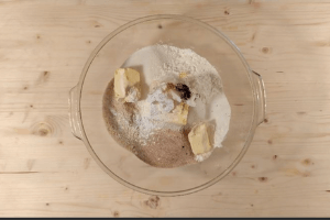 Gluténmentes Vezúv aprósütemény alapanyagai begyúrása