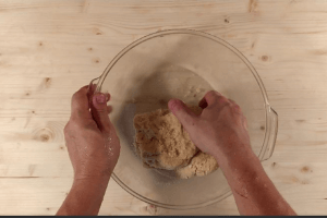 Gluténmentes Vezúv aprósütemény alapanyagai begyúrva