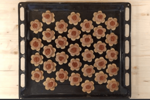 Gluténmentes Vezúv aprósütemény sárgabaracklekvárral töltése