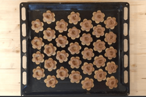 Gluténmentes Vezúv aprósüteményhez diós-makron dresszírozása a linzertésztára