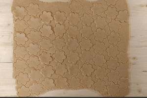 Gluténmentes Vezúv aprósüteményhez linzertészta kiszúrása