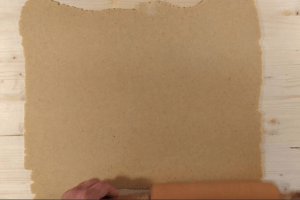 Gluténmentes Vezúv aprósüteményhez linzertészta nyújtása