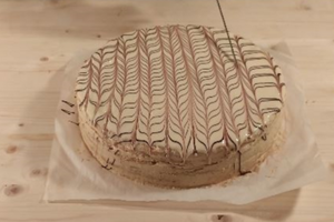 Gluténmentes eszterházy torta díszítése 3