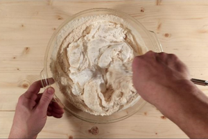 Gluténmentes eszterházy torta felvertjéhez tojásfehérjehab és szárazanyagok összekeverése