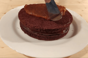 Gluténmentes Sacher torta betöltése sárgabarack lekvárral 2