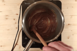 Gluténmentes Sacher torta betöltéséhez, sárgabarack lekvár forralása