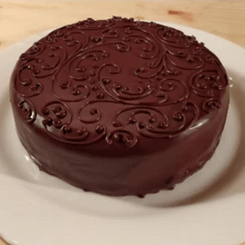 Sacher torta kidíszítve