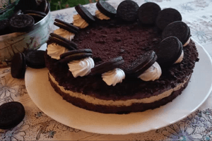 Oreo kekszes torta kidíszítve