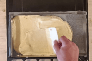 Albán krémes gluténmentes piskóta kikenése a szögletes tortaformába