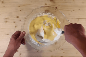 Albán krémes gluténmentes piskótájához tojáshabok összekeverése