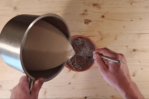 Albán krémes kakaós krémjéhez kakaó por és kukoricakeményítő hígítása meglangyosított laktózmentes tejjel