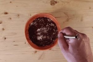 Albán krémes kakaós krémjéhez kakaó por és kukoricakeményítő összekeverése