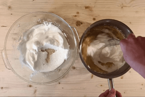 Albán krémes vanília krémhez tojásfehérjehab és alapkrém összekeverése 1