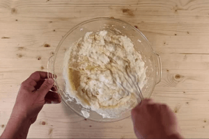 Albán krémes vanília krémhez tojásfehérjehab és alapkrém összekeverése 2