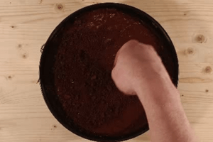 Mentes Oreo kekszes torta díszítése összetört kakaós keksszel